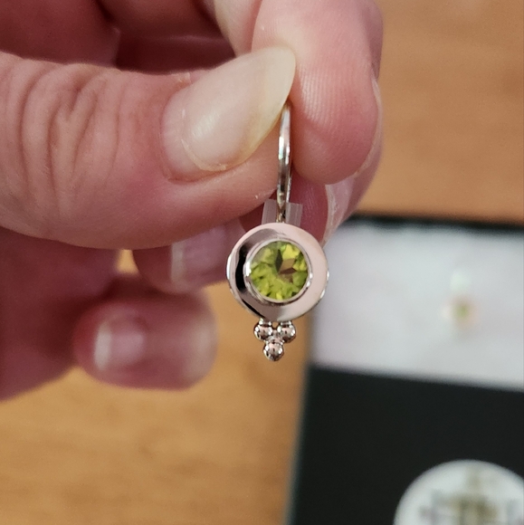 BRAND NEW!! PROFESSIONALLY HANDCRAFTED! GENUINE PERIDOT STERLING SILVER EARRINGS - Picture 3 of 4